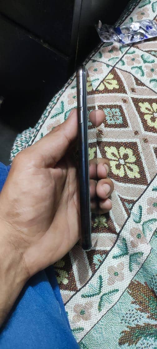 Apple iPhone XS Max 4