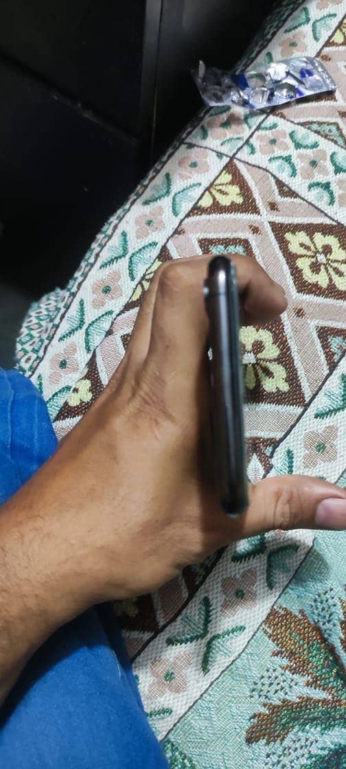Apple iPhone XS Max 7