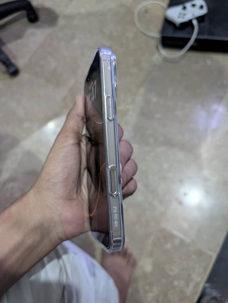 Apple iPhone 16 Pro Max 3