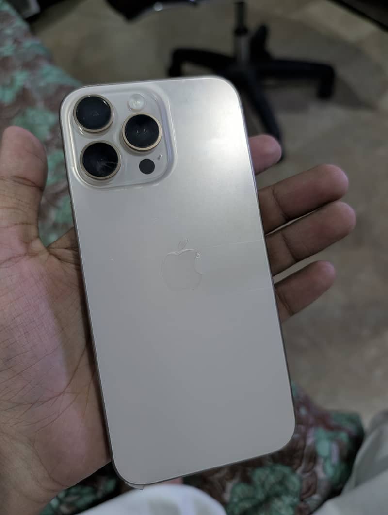 Apple iPhone 16 Pro Max 4