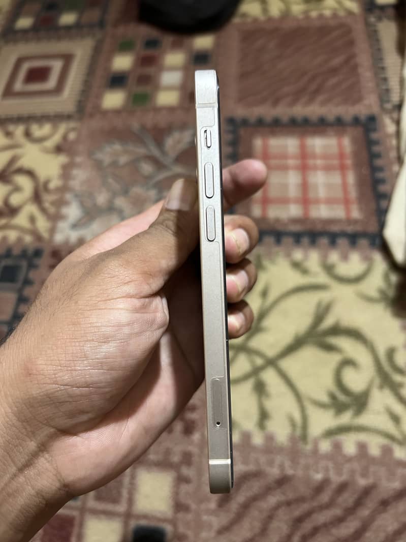 Apple iPhone 12 4