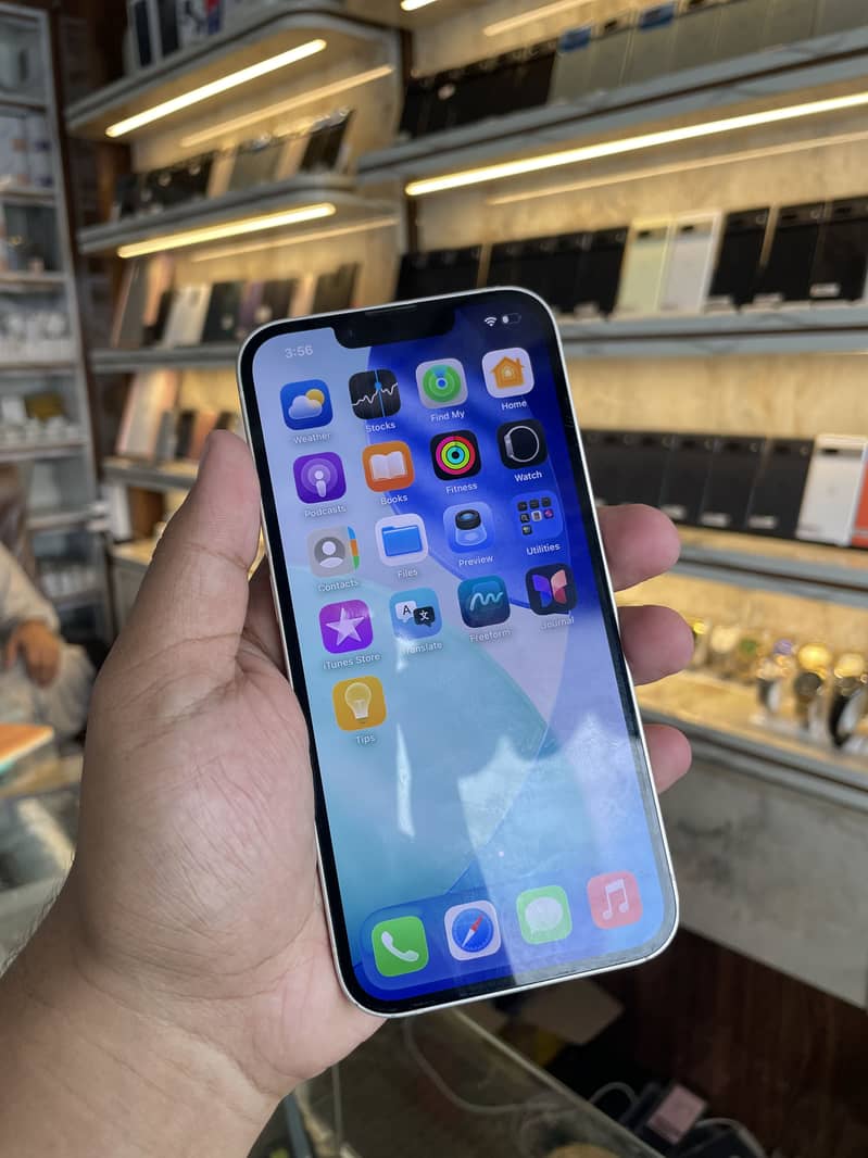 Apple iPhone 13 4