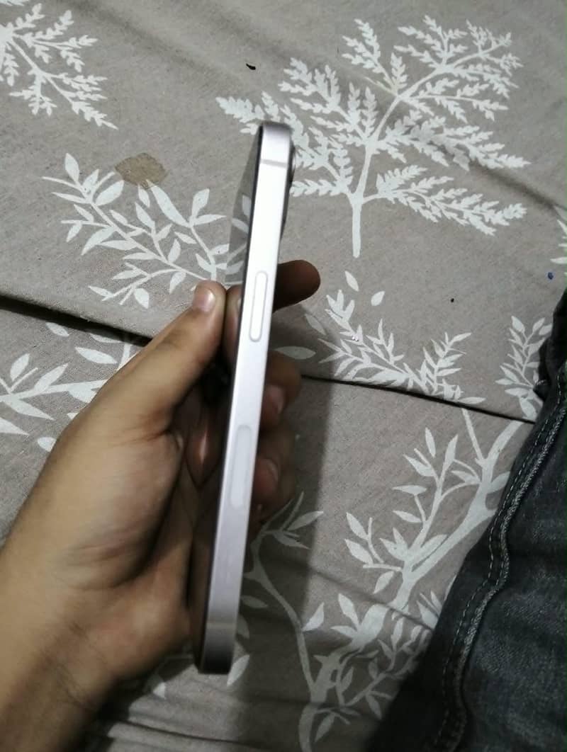 Apple iPhone 13 5