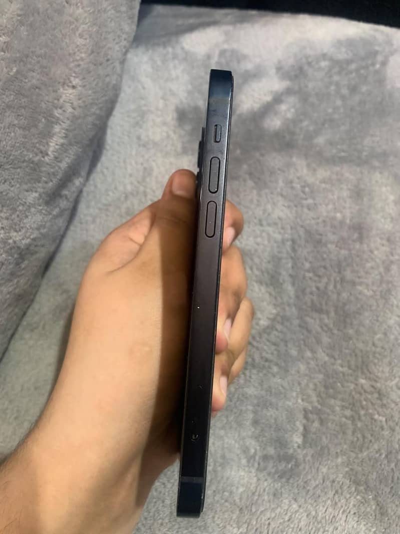 Apple iPhone 12 4