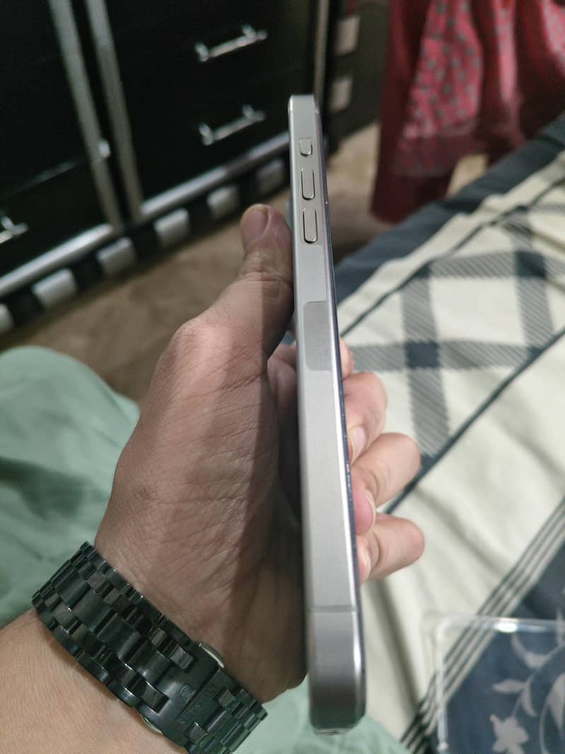 Apple iPhone 15 Pro Max 2