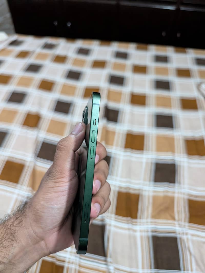 Apple iPhone 13 4