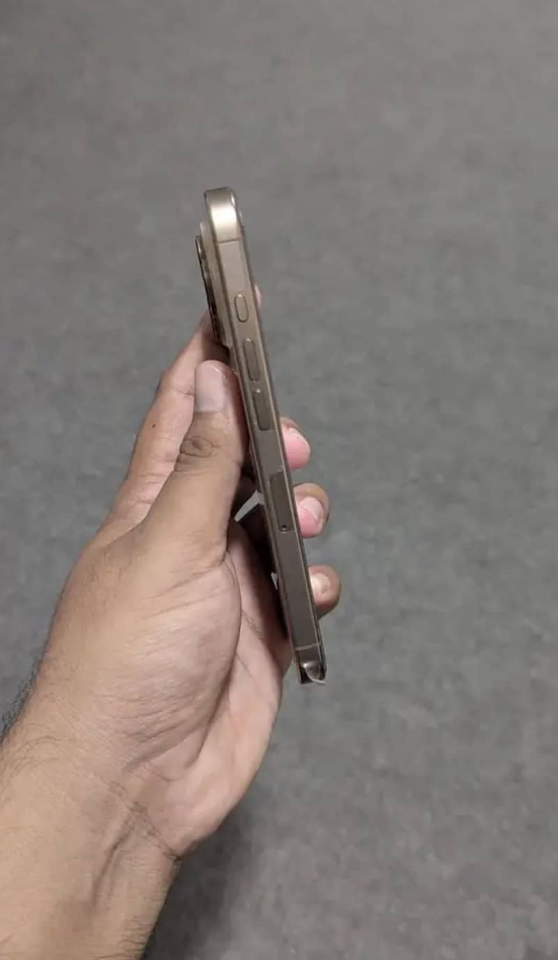 Apple iPhone 16 Pro 1
