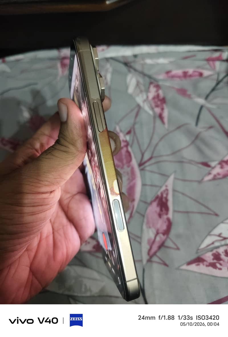 Apple iPhone 16 Pro Max 1