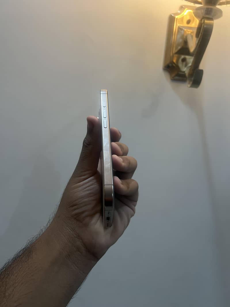 Apple iPhone 16 Pro 4