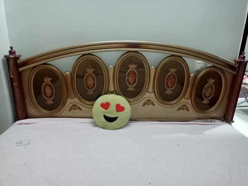 Bed with mattress 0
