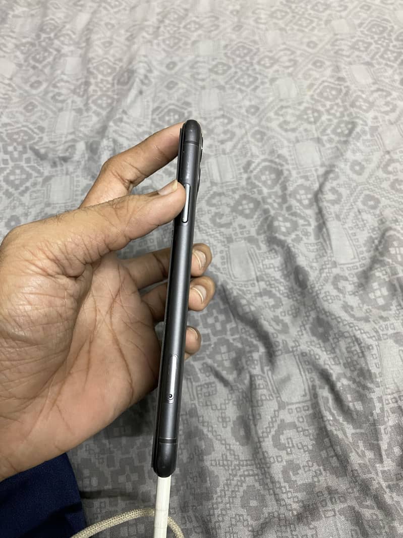 Apple iPhone 11 4