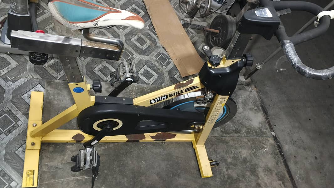 spinning bikes/ exercise cycle 4