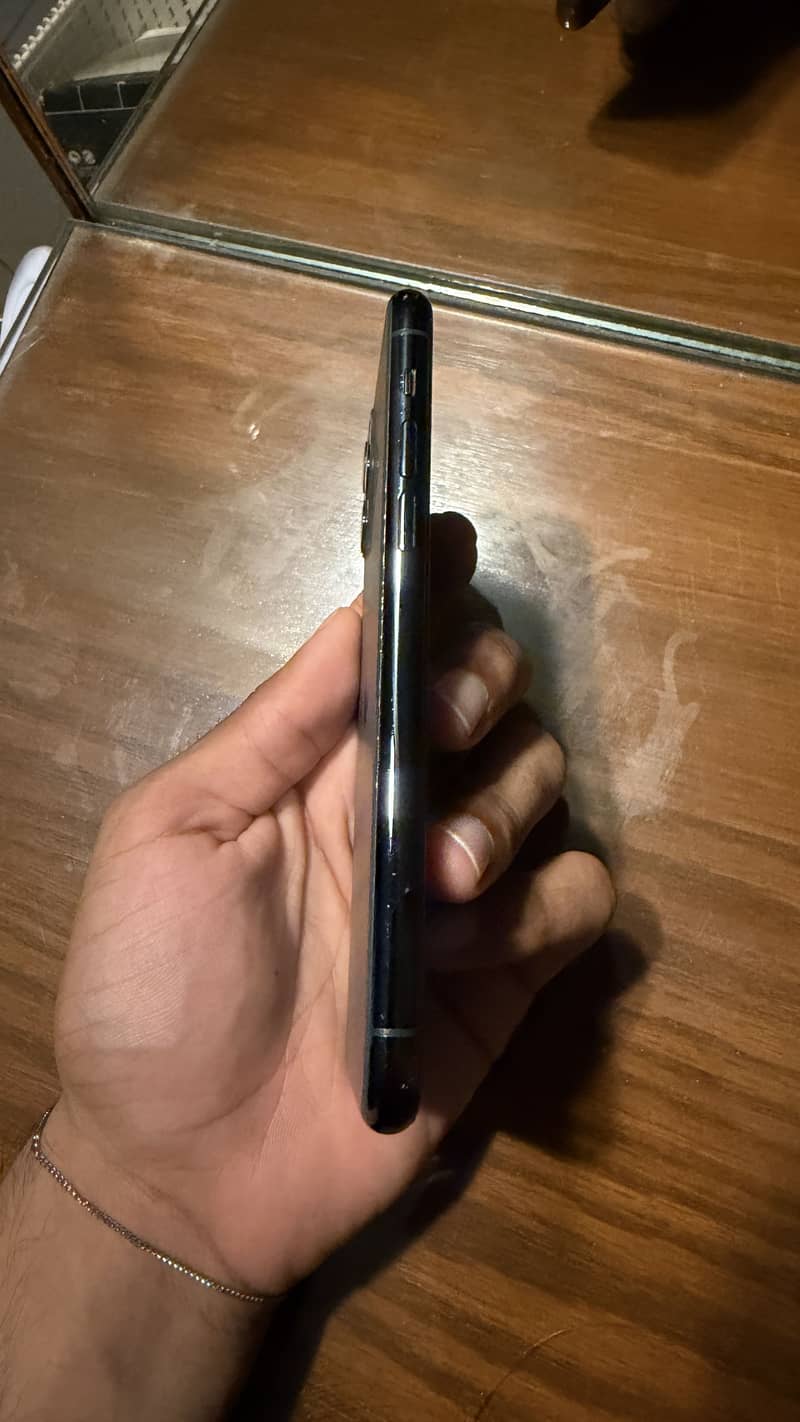 Apple iPhone 11 Pro 4