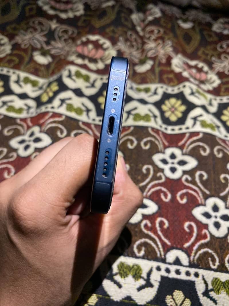 Apple iPhone 13 2