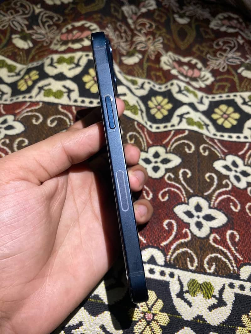 Apple iPhone 13 4