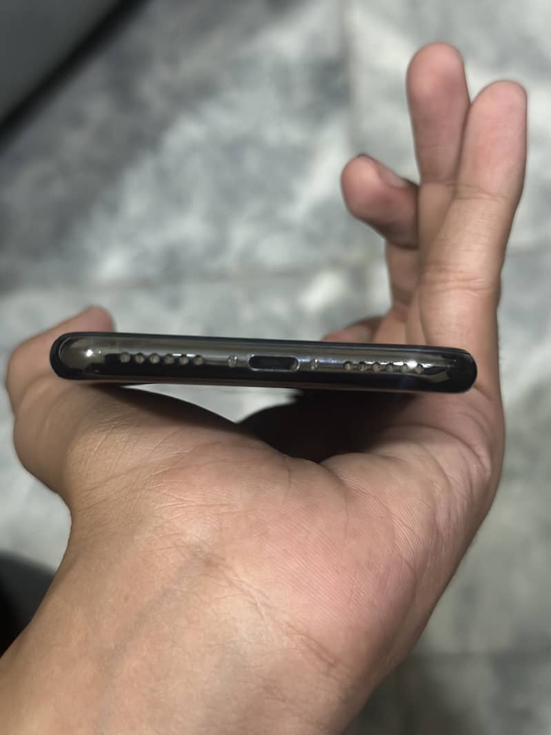 Apple iPhone X 4