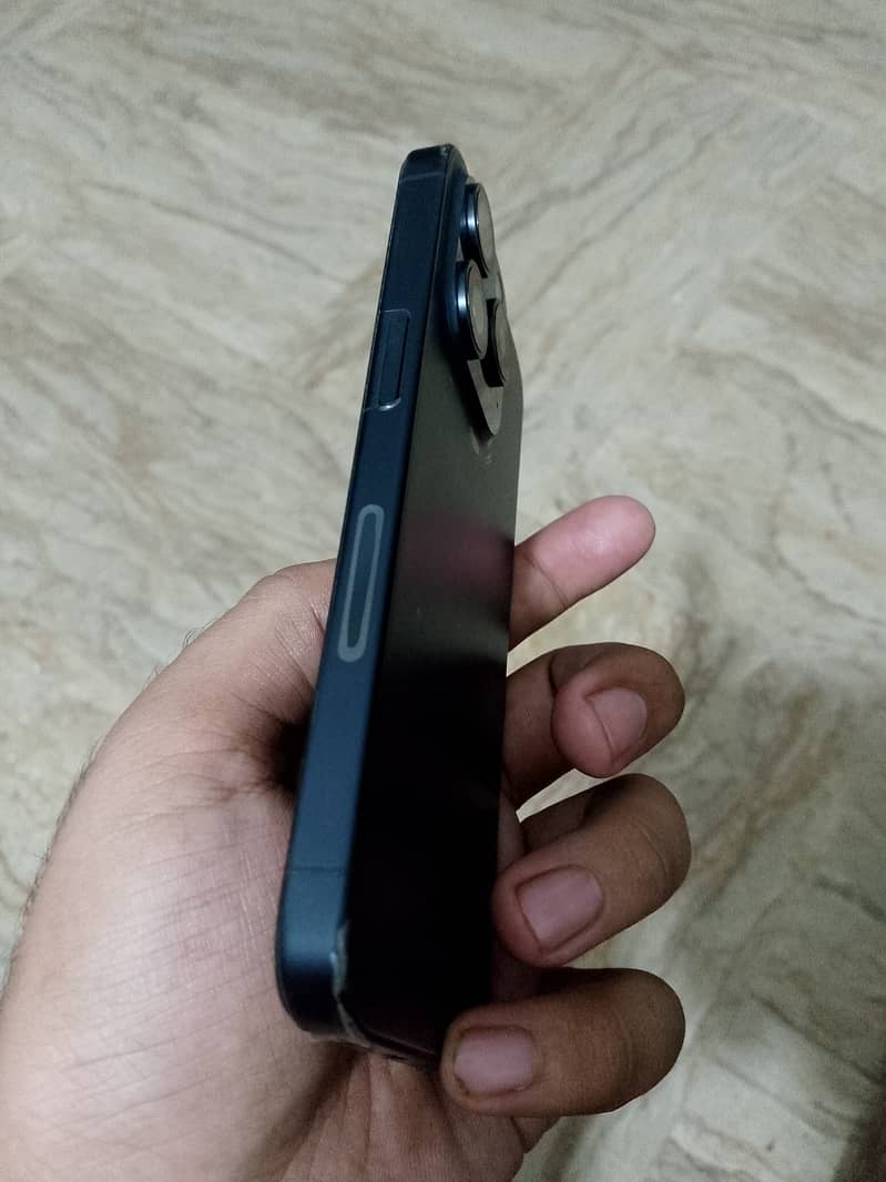 Apple iPhone 15 Pro 4
