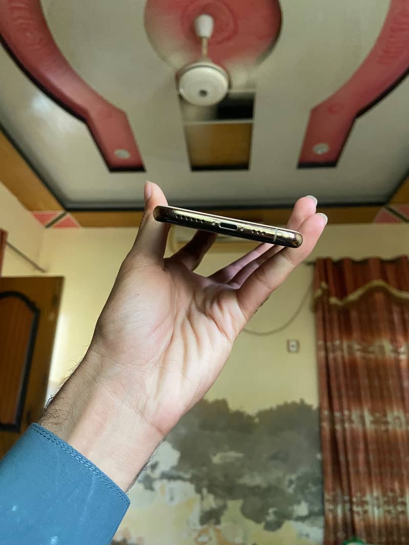 Apple iPhone XS 3