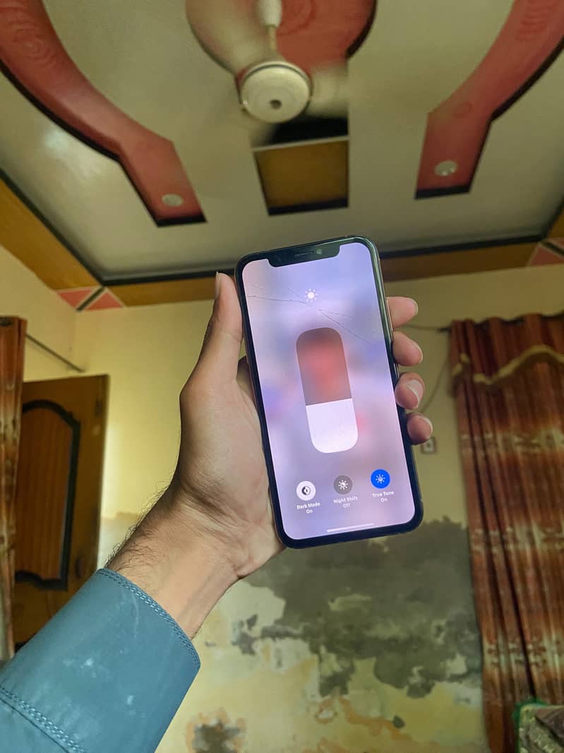 Apple iPhone XS 4