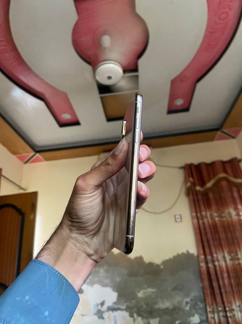 Apple iPhone XS 5