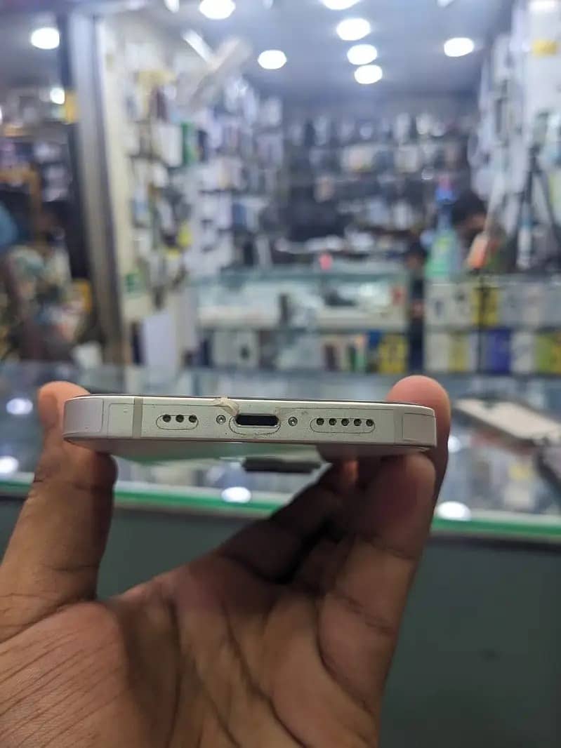 Apple iPhone 13 2