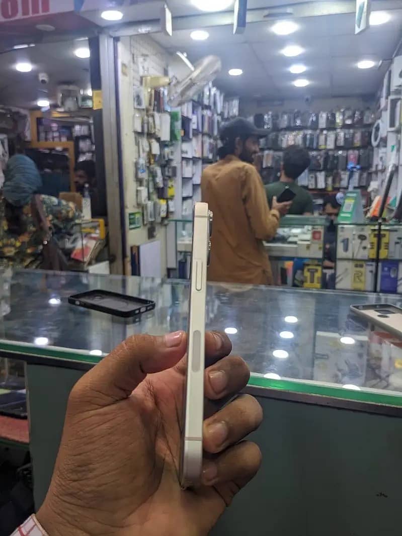 Apple iPhone 13 3