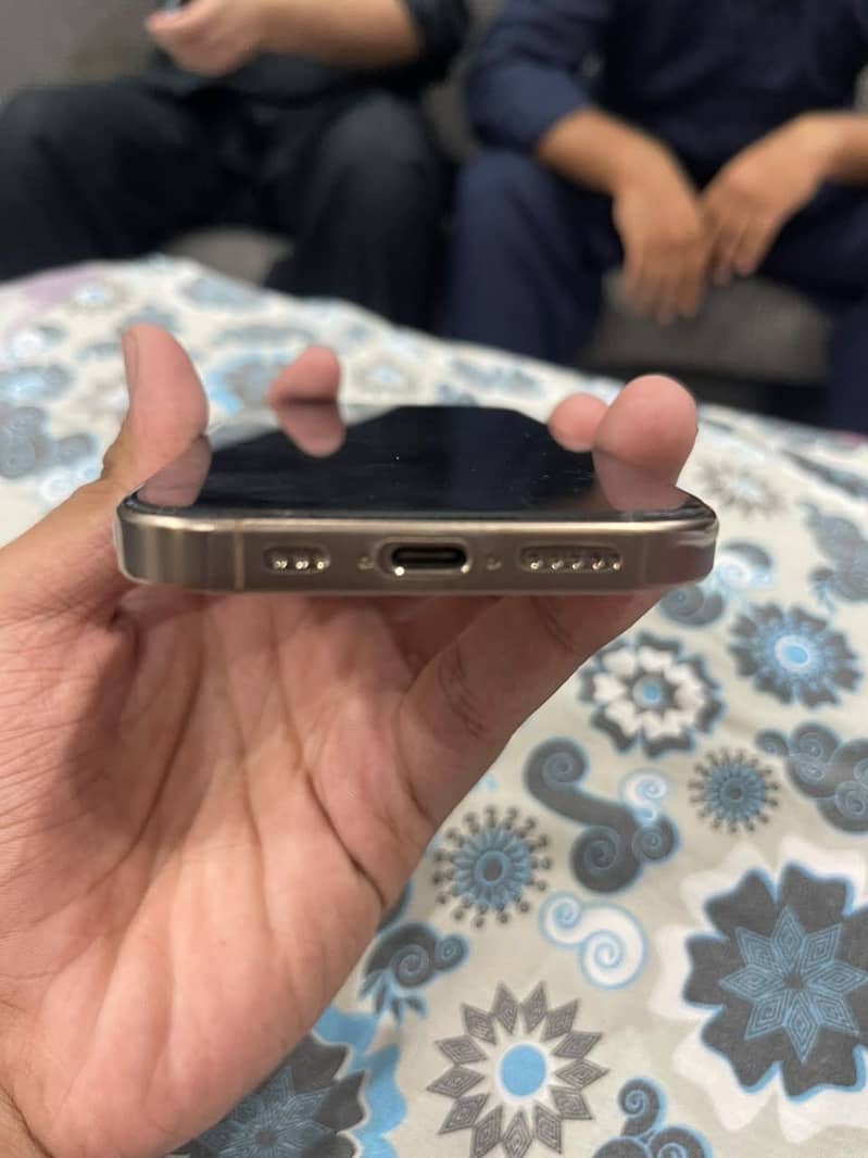 Apple iPhone 16 Pro 4
