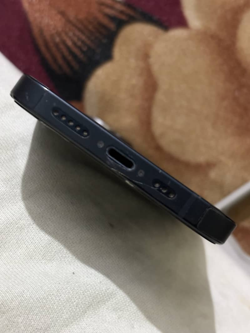 Apple iPhone 13 4