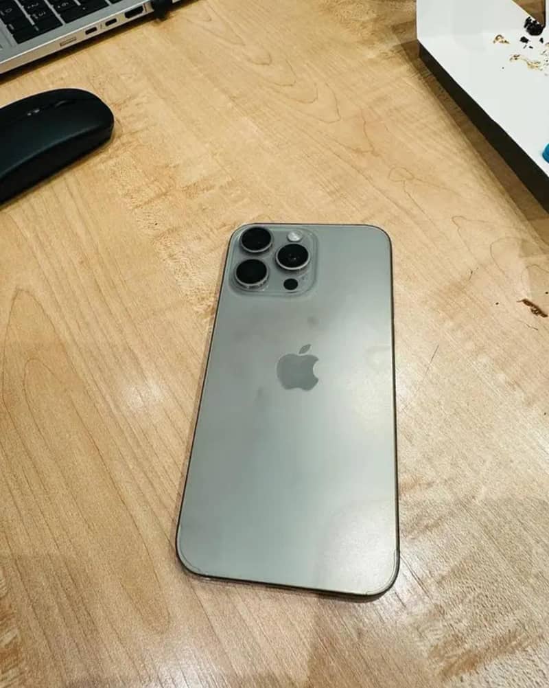 Apple iPhone 15 Pro Max 4