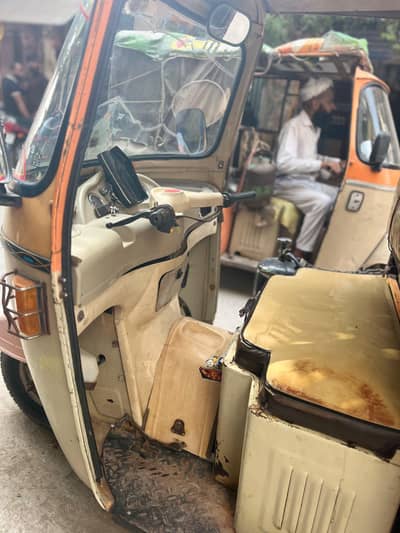 All ok ha battery new hai tol box available satpni sat ha documents