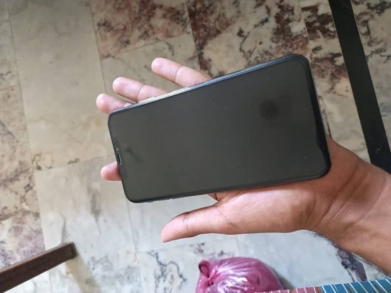 Apple iPhone XS Max 4