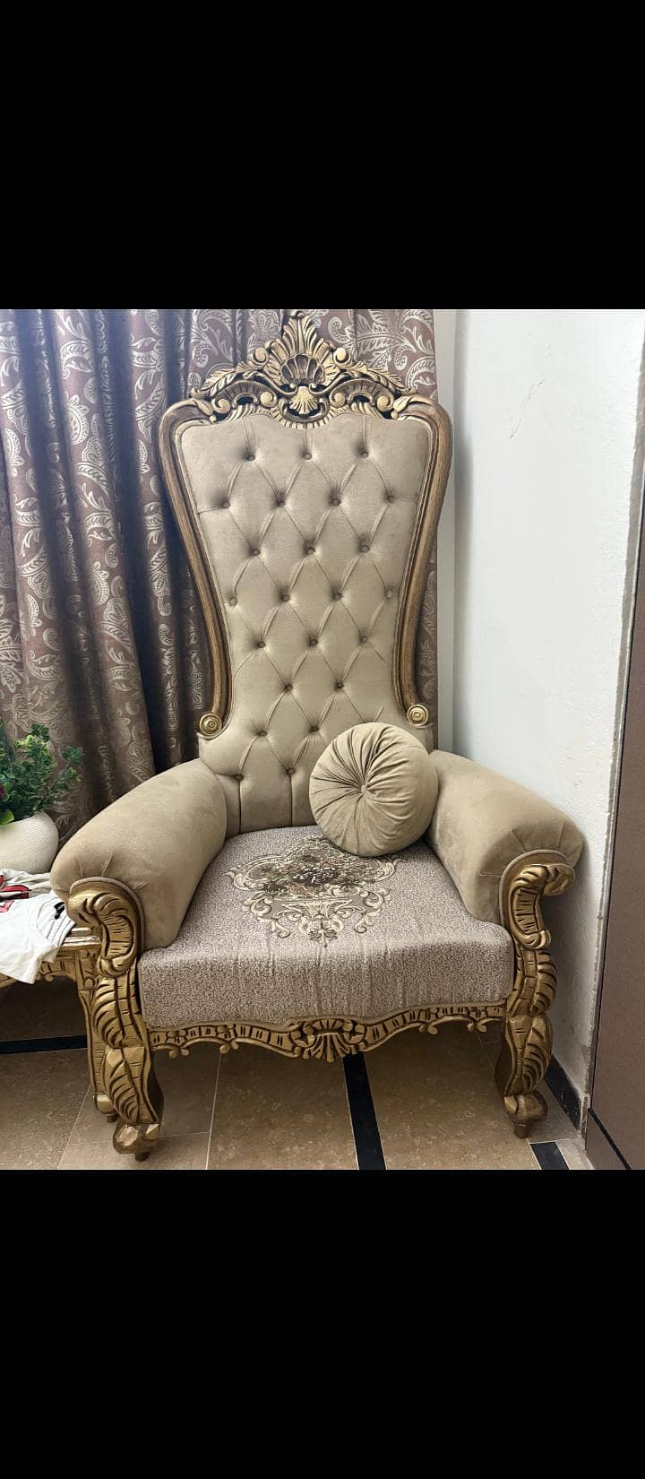 Royal chairs 0