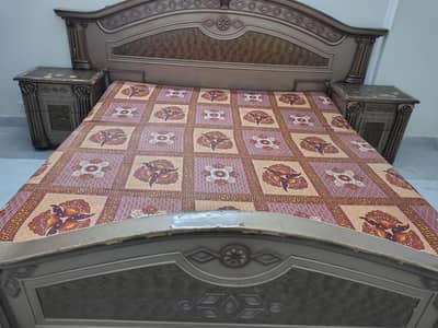 complete bed set with 2 side tables and dressing table
