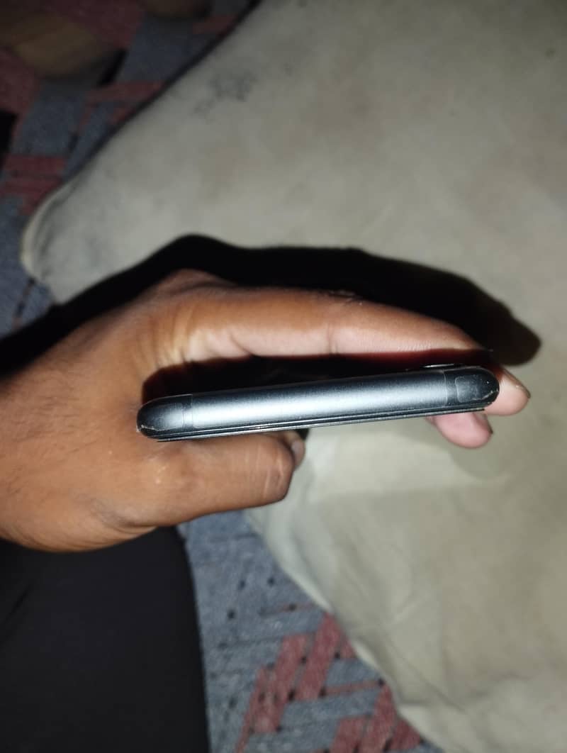 Apple iPhone 11 4