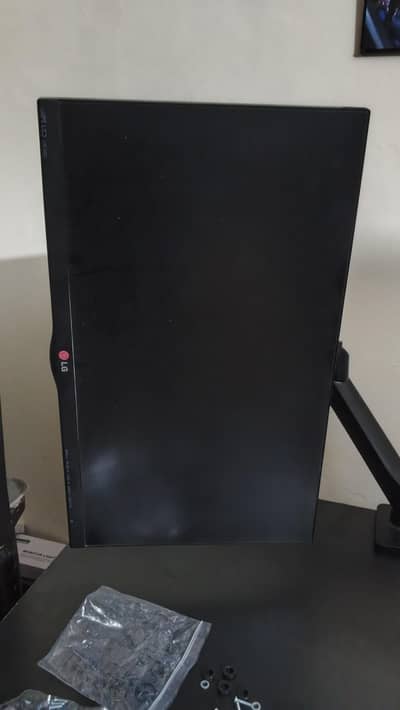 LG 1080 P BORDERLESS MONITOR FOR SALE
