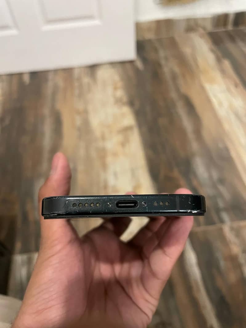 Apple iPhone 16 5