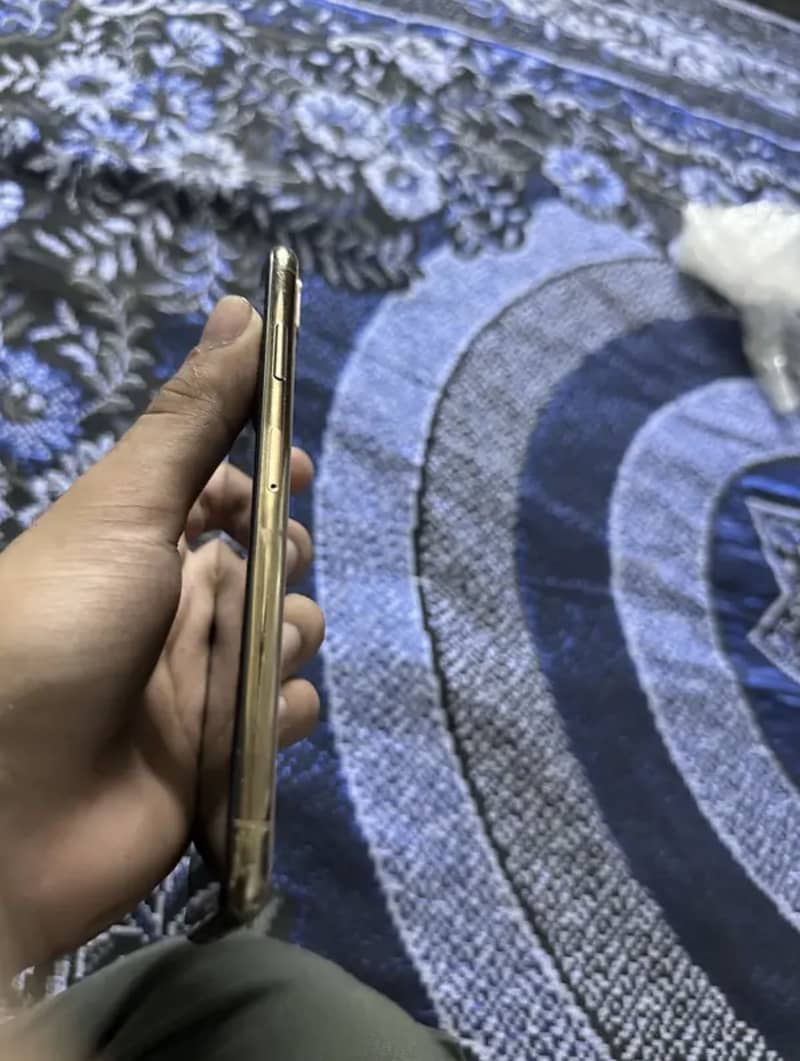 Apple iPhone XS Max 3