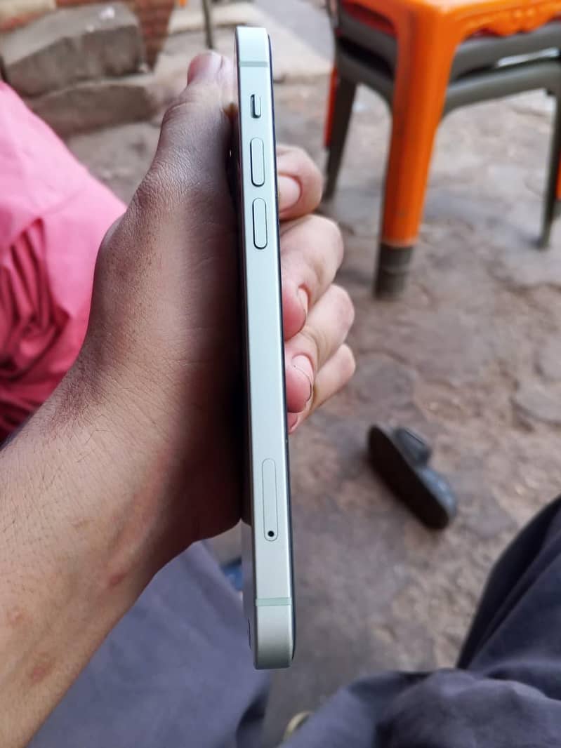Apple iPhone 12 1