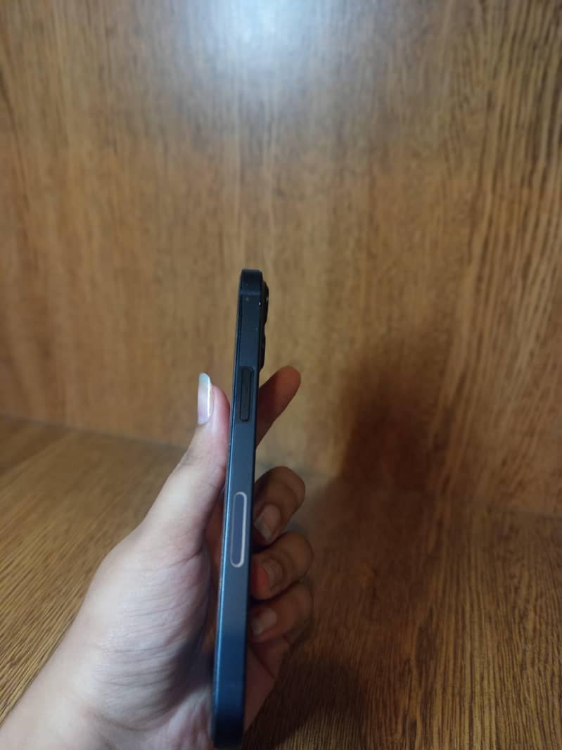 Apple iPhone 13 2