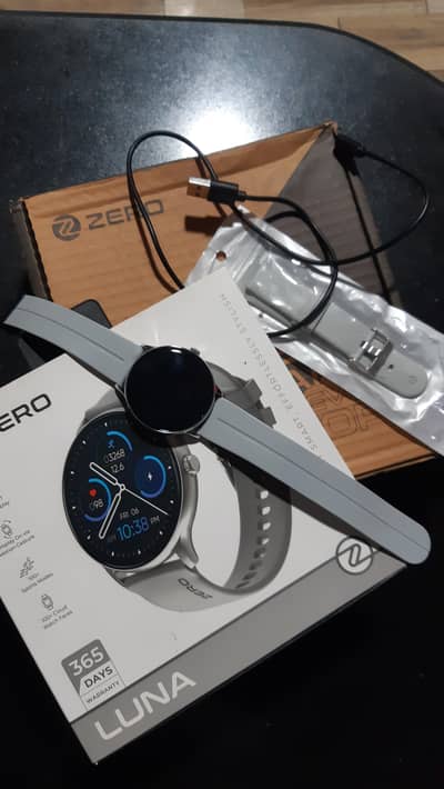 zero Luna smart watch 10/10 with 2 straps