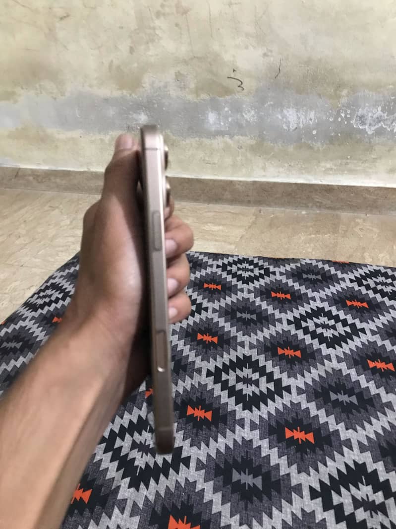 Apple iPhone 16 Pro Max 5
