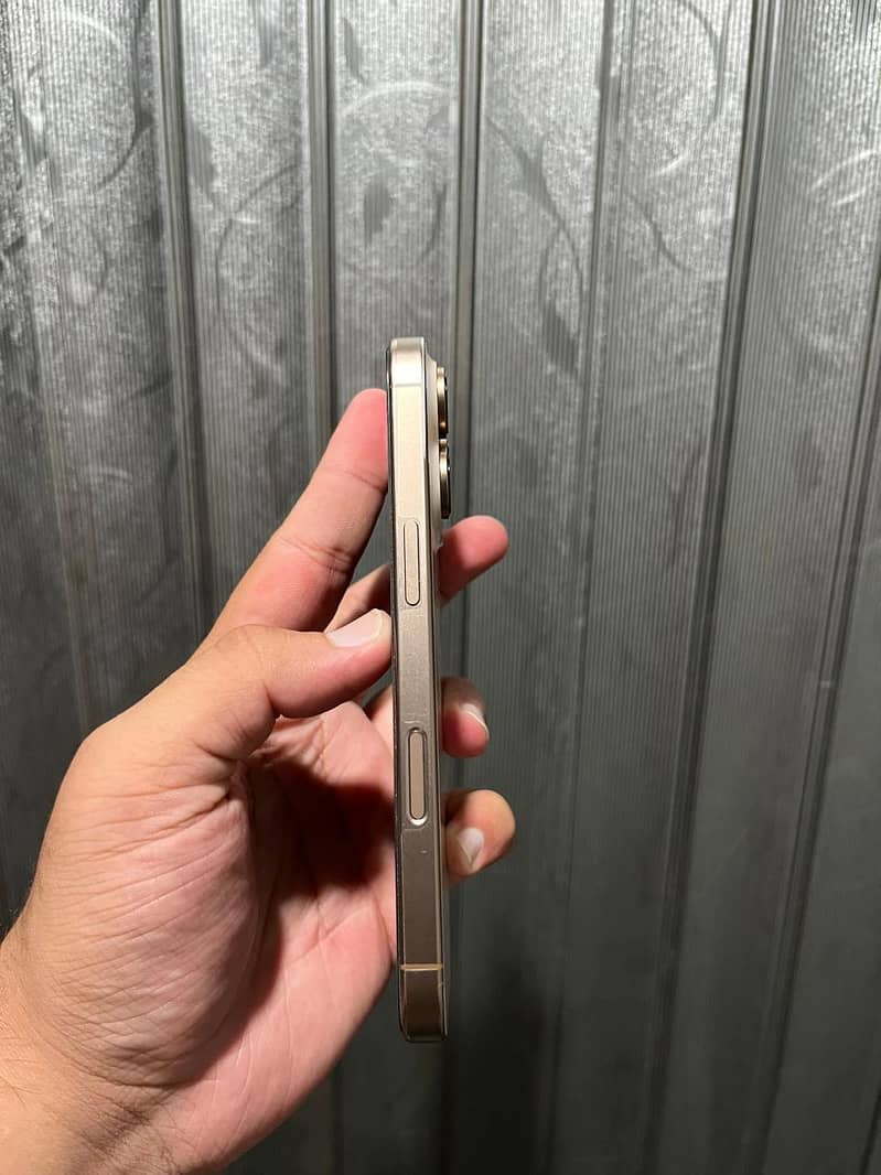 Apple iPhone 16 Pro 3