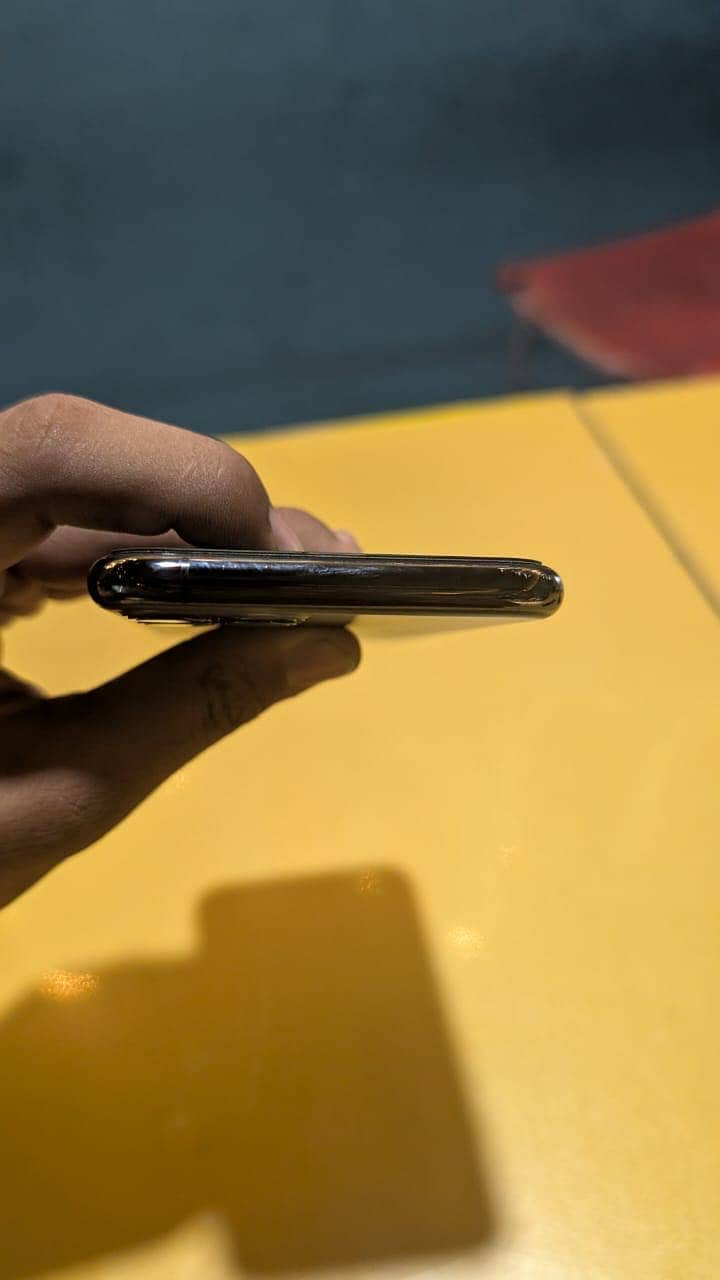 Apple iPhone 11 Pro 4