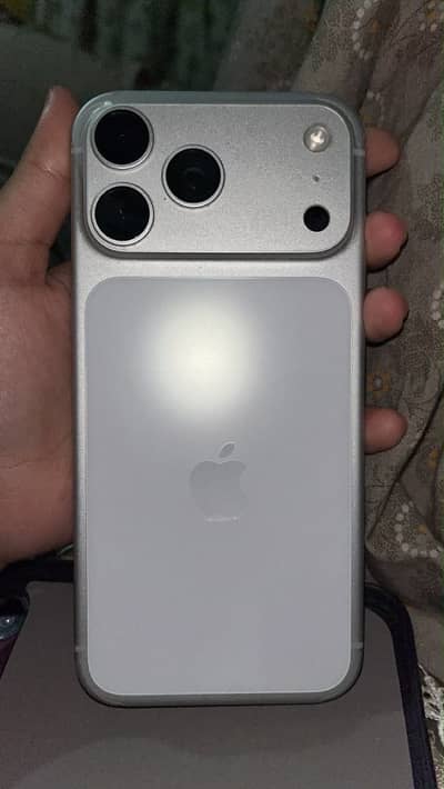 iPhone 17 Pro Max minor pin dot
