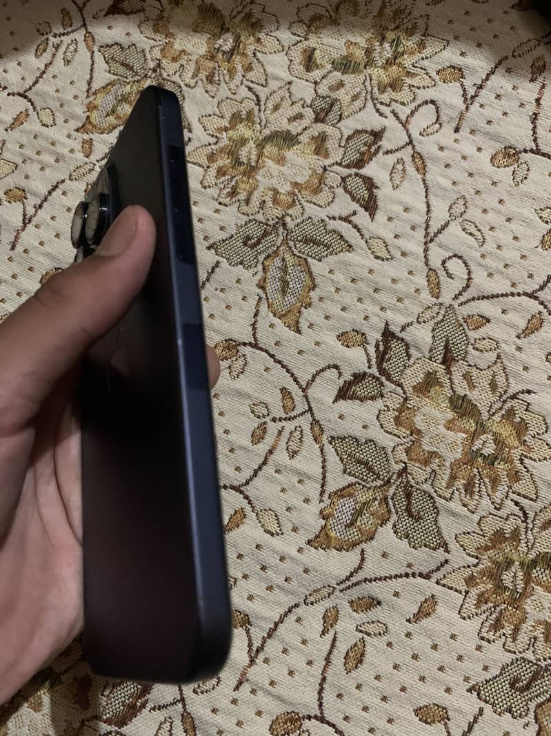 Apple iPhone 15 Pro Max 4