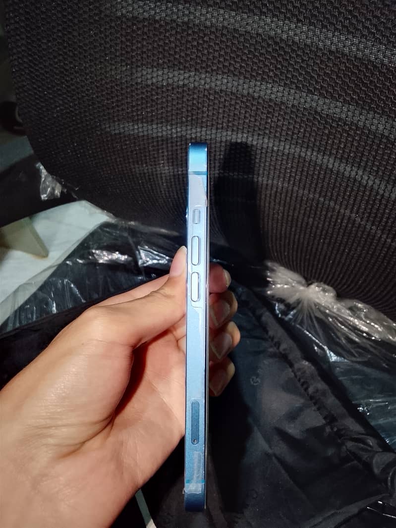 Apple iPhone 13 5
