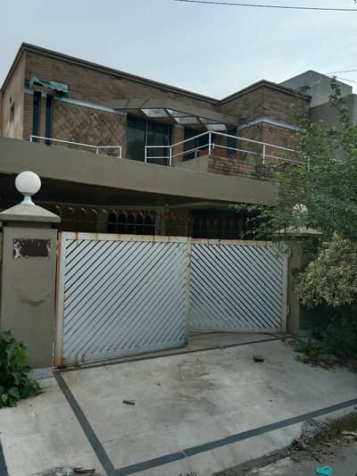 10 MARLA ELEGANT AND FULLY MAINTAINED USED OLD HOUSE IS AVAILABLE IN THE BEST BLOCK OF DHA LAHORE.