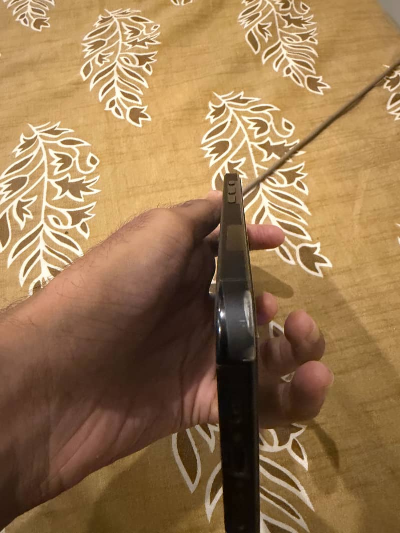 Apple iPhone 16 2
