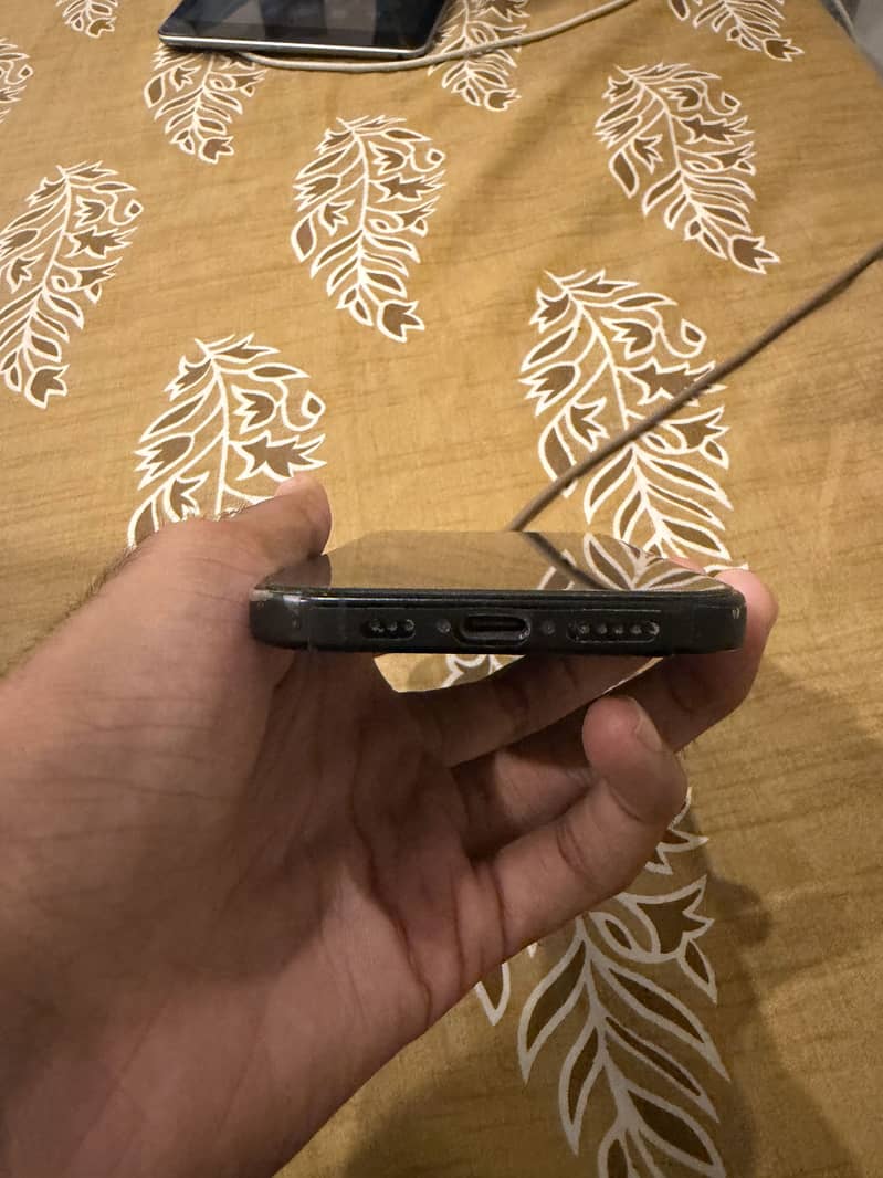 Apple iPhone 16 4