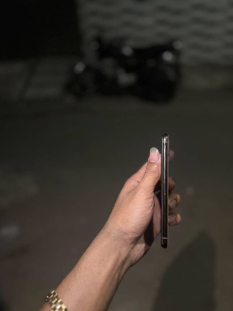 Apple iPhone XS 4